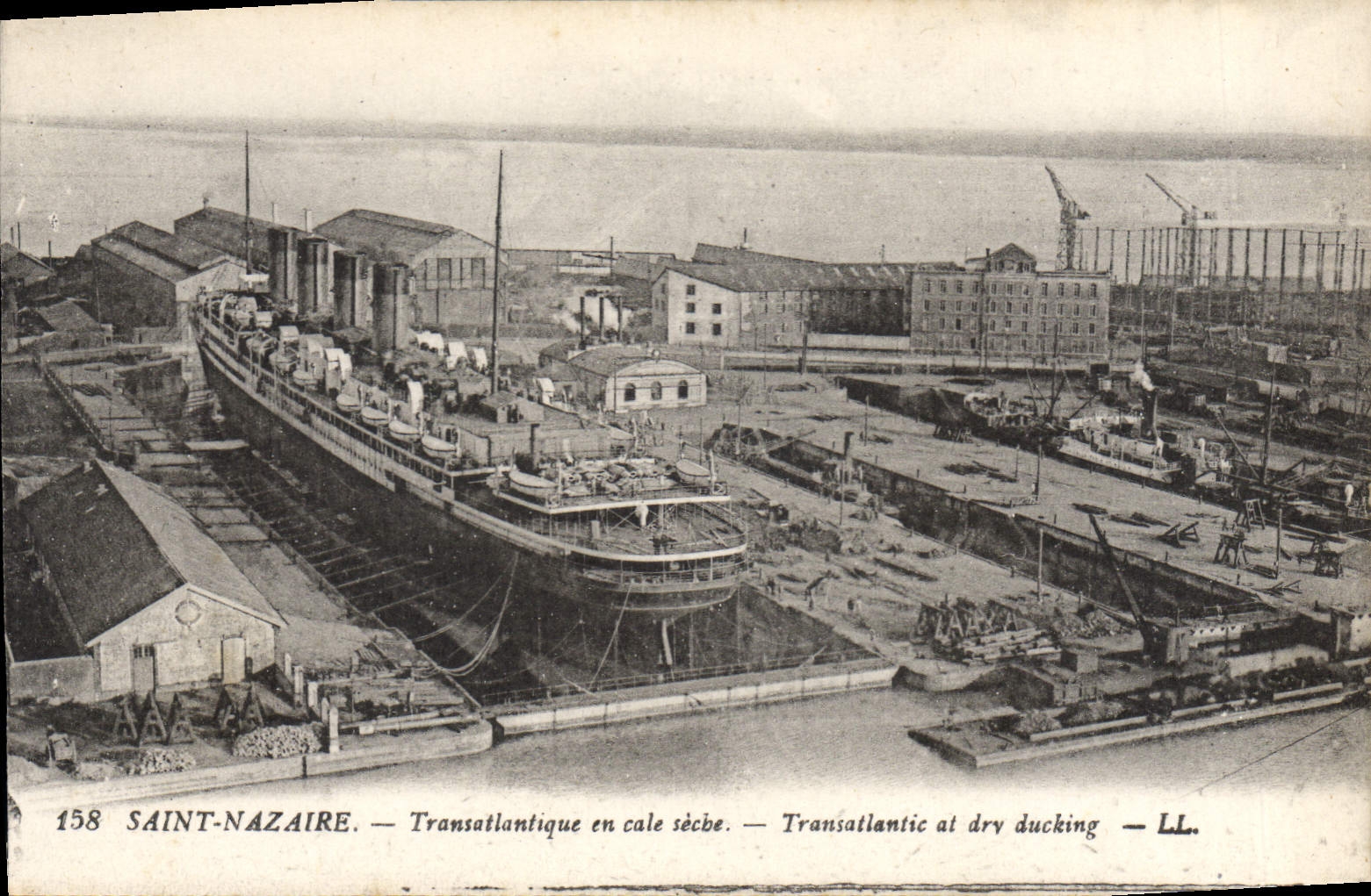 CPA St Nazaire Transatlantique en cale secbe 