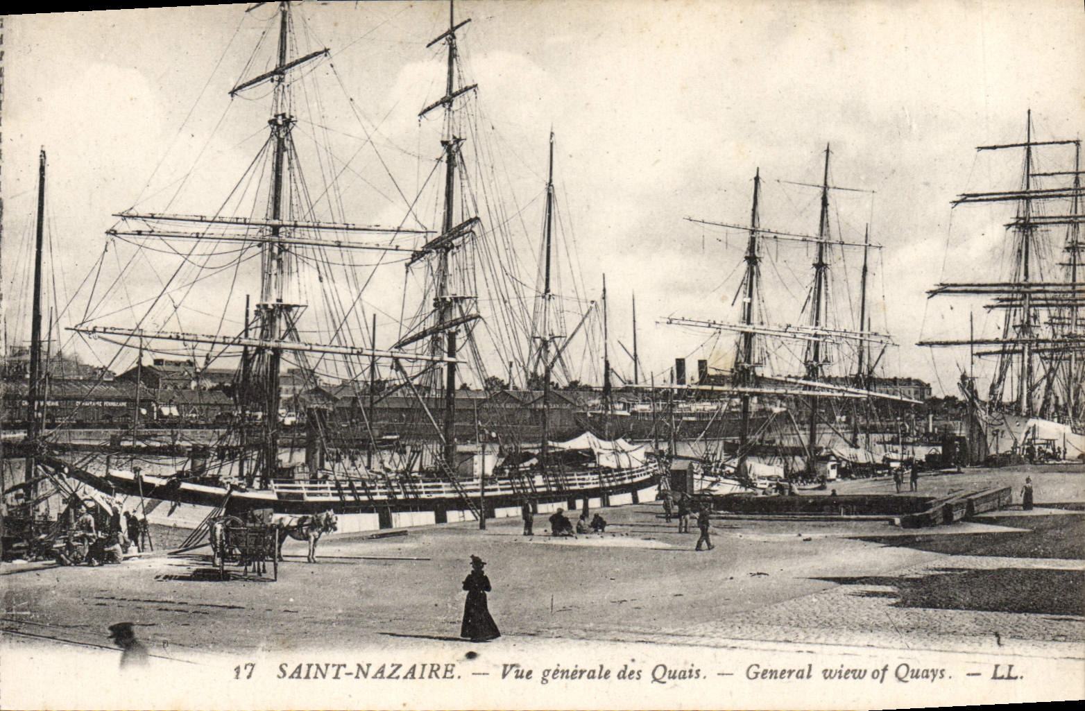 CPA St Nazaire Vue generale des Quais 