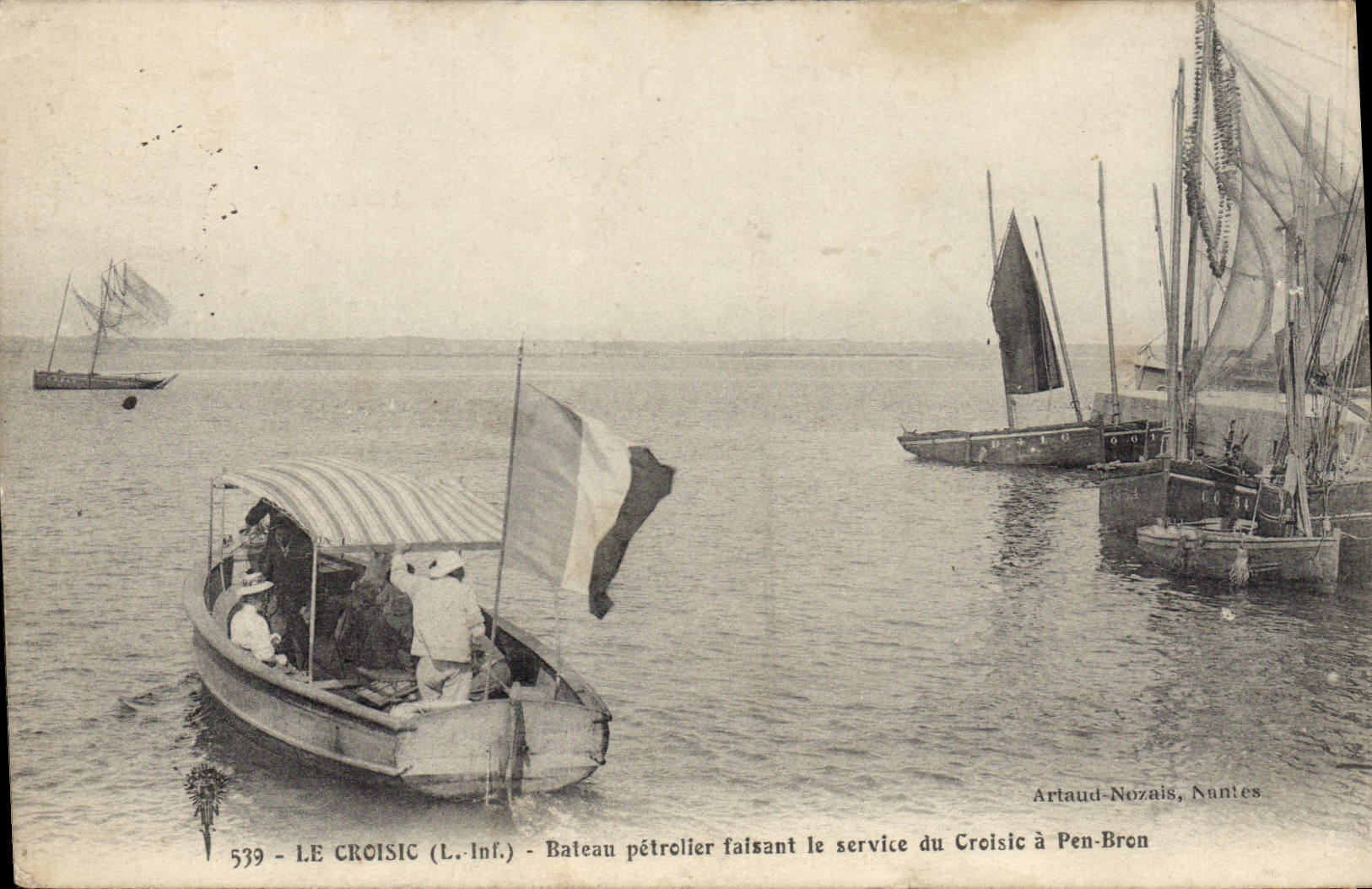 CPA Le Croisic L Inf Bateau petrolier faisant le service du Croisic à Pen Bron 