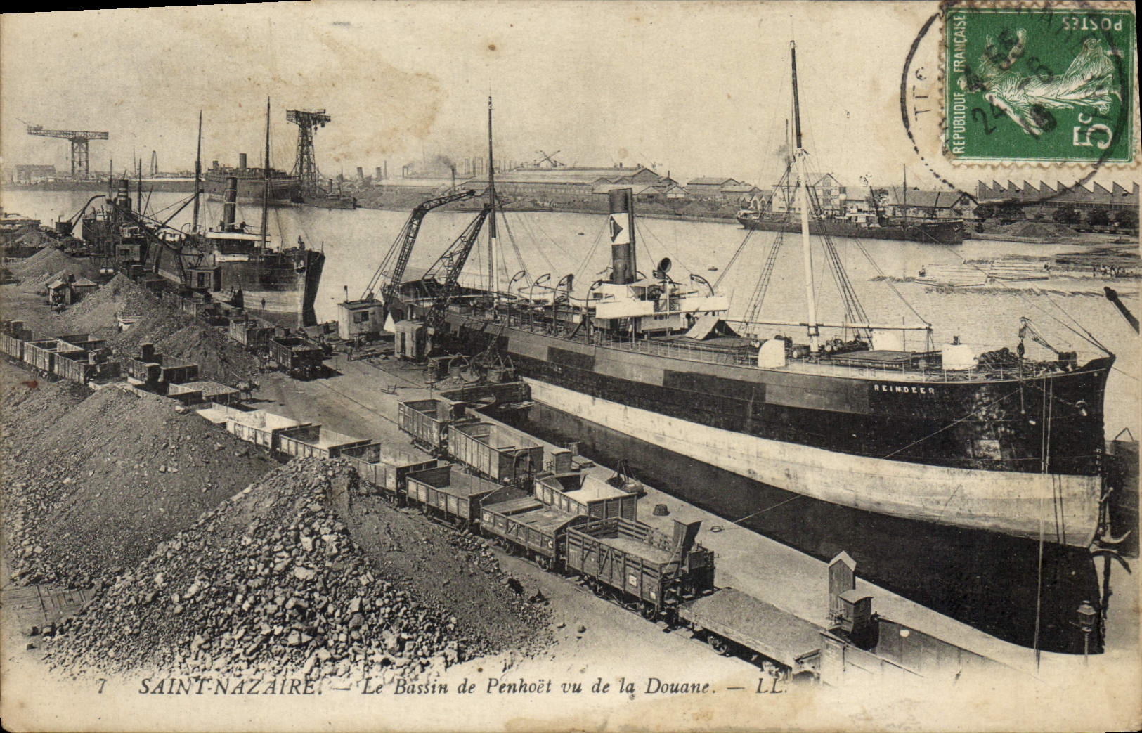 CPA St Nazaire Le Bassin de Penhoet vu de la Douane 
