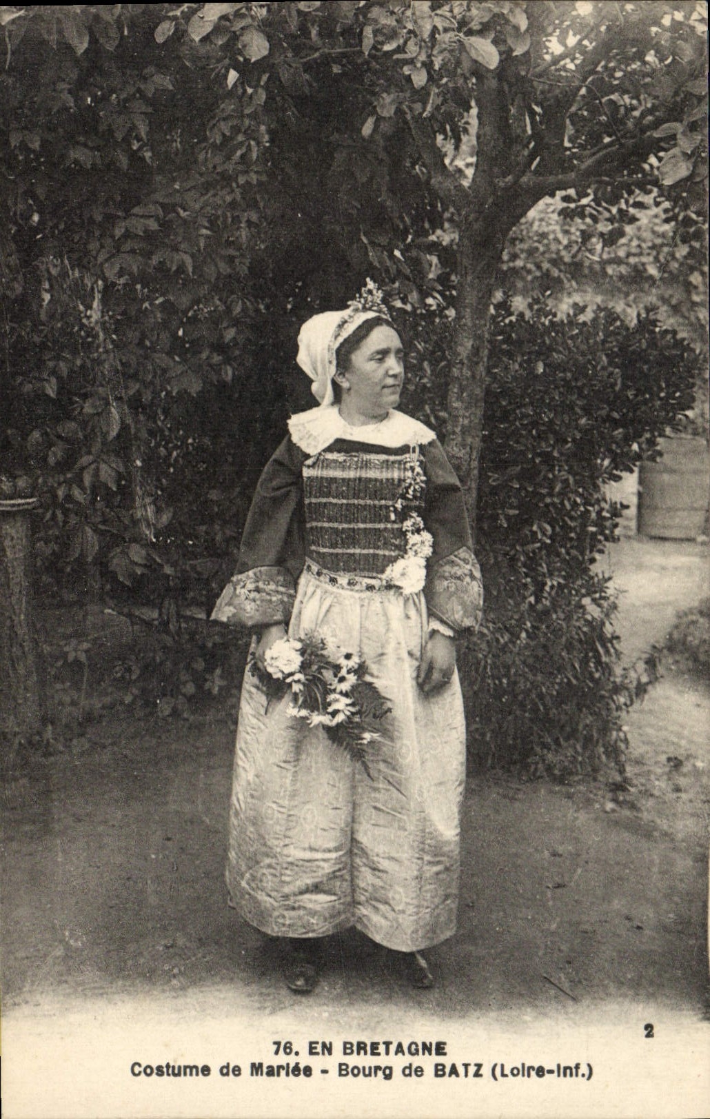 CPA En Bretagne Costume de Mariée Bourg de Batz