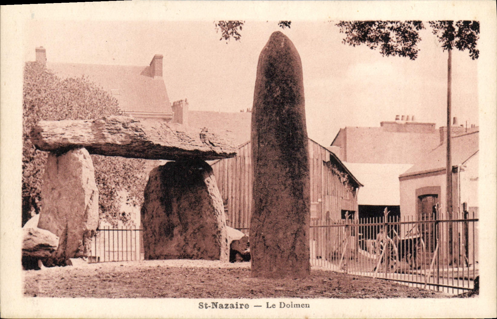 CPA St Nazaire Le Dolmen 
