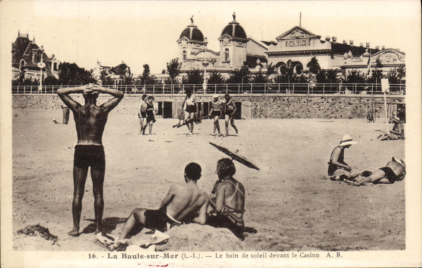 CPA La Baule sur Mer L Inf Le Bain de soleil devant le Casino 