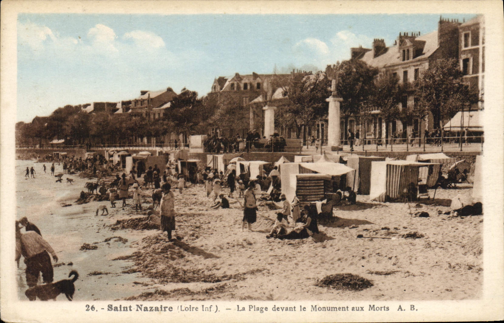 CPA St Nazaire L Inf La Plage devant le Monument aux Morts 