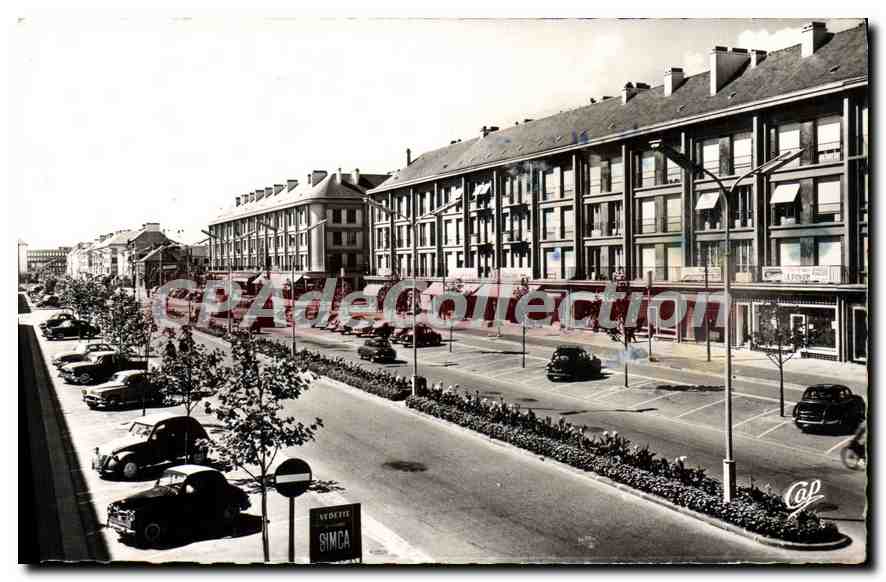 CPA St Nazaire L'Avenue de la Republique 