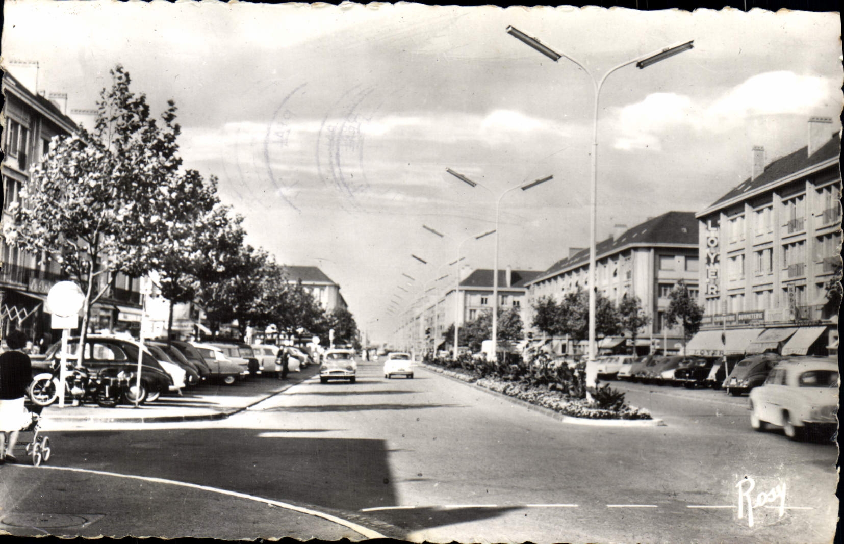 CPA St Nazaire L'Avenue de la Republique 