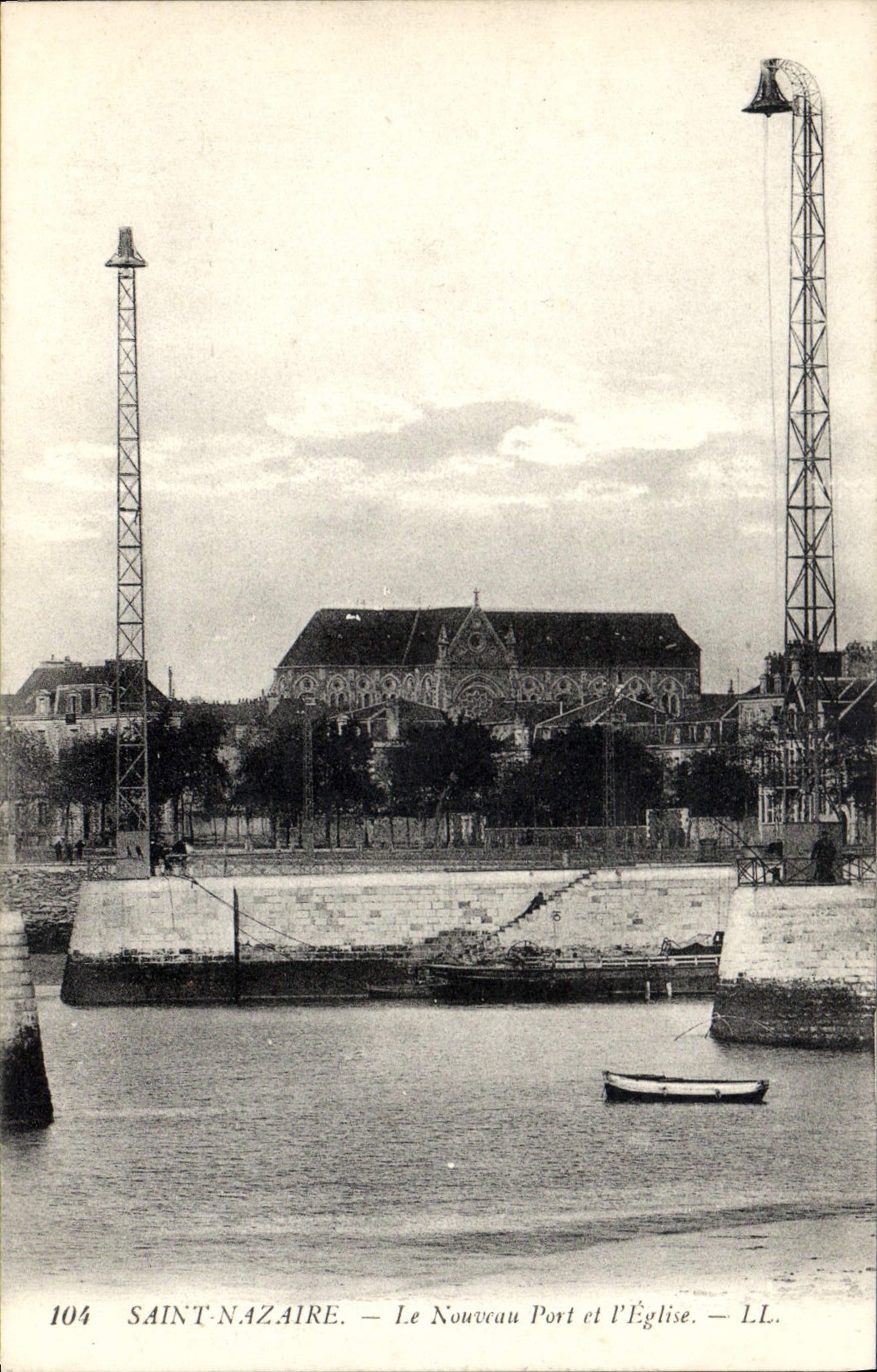 CPA Saint Nazaire Le Nouveau Port et l'Eglise 