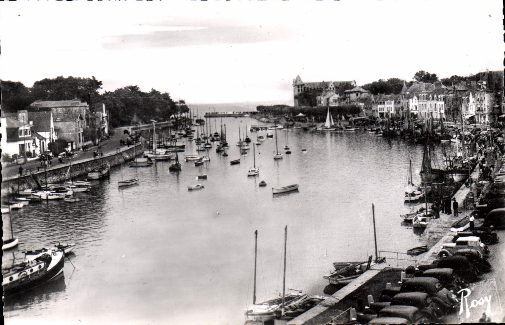 CPA Le Pouliguen Le Port entre les quais Benoit et Jules Sandeau 