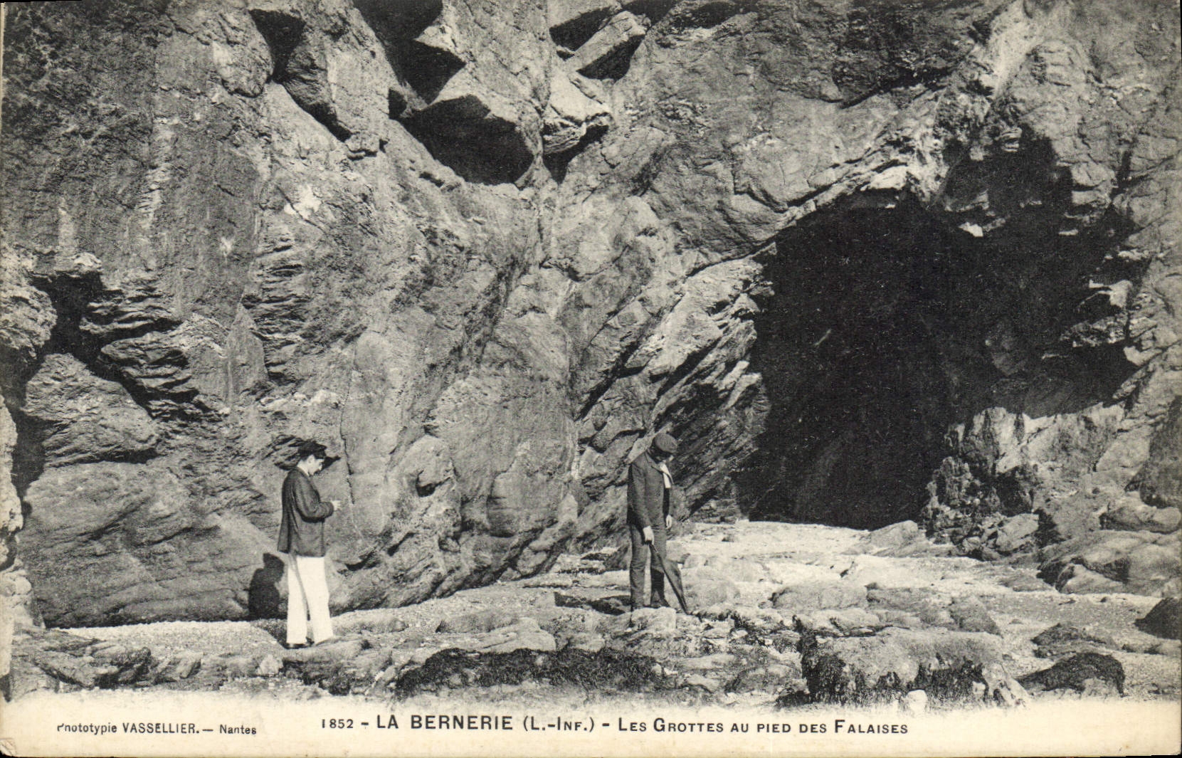 CPA La Bernerie L Inf Les Grottes au pied des Falaises 