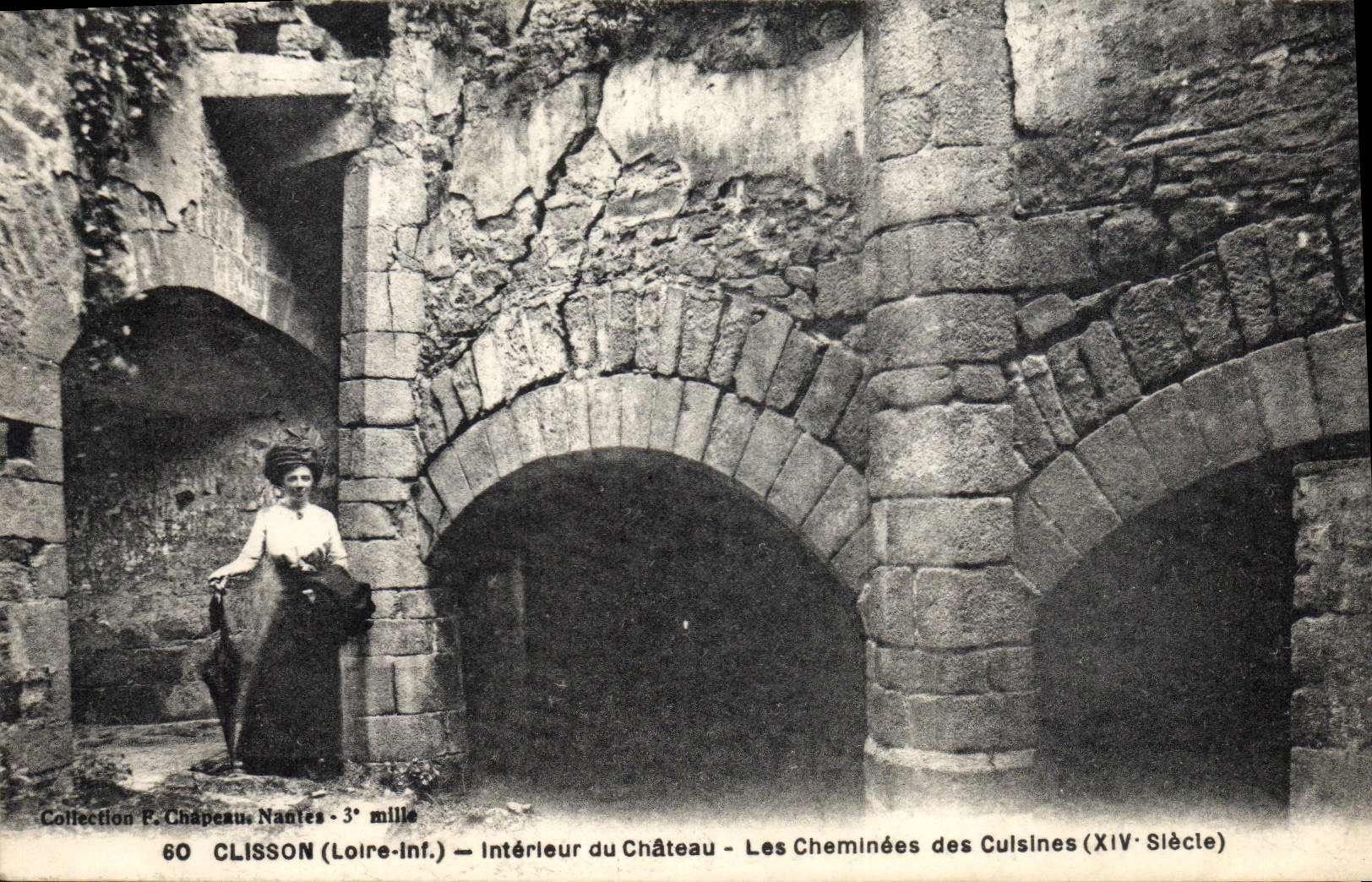 CPA Clisson Loire Inf Interieur du Chateau Les Cheminees des Cuisines 