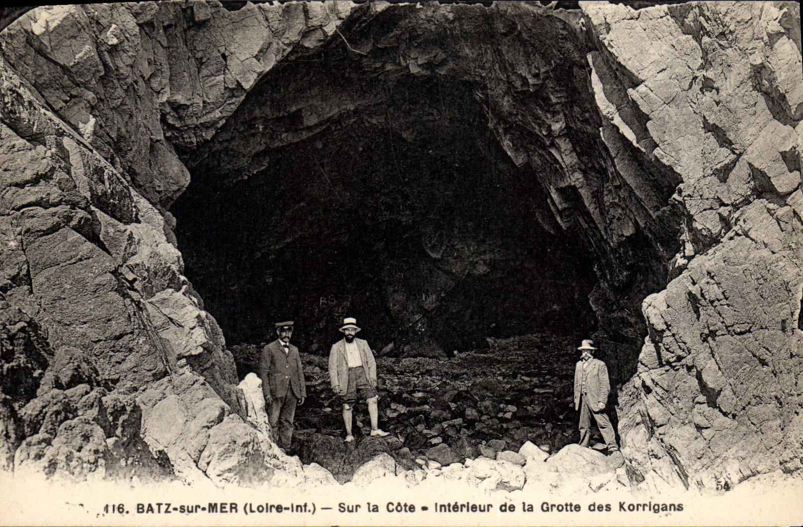 CPA Batz sur Mer Loire Inf Sur la Cote Interieur de la Grotte des Korrigans 