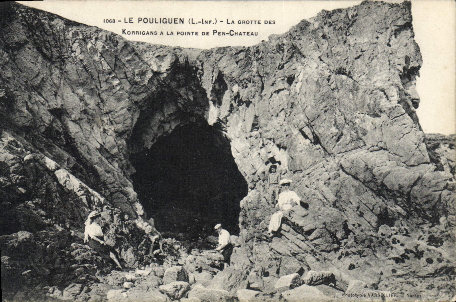 CPA Le Pouliguen L Inf La Grotte des Korrigans à la Pointe de Pen Chateau 