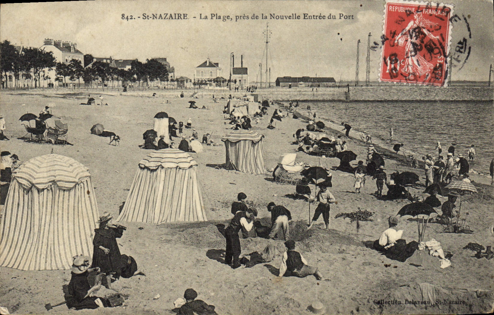 CPA St Nazaire La Plage pres de la Nouvelle Entree du Port 