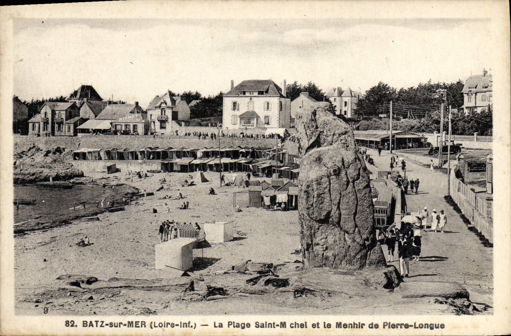 CPA Batz sur Mer Loire Inf La Plage Saint Michel et le Menhir de Pierre Longue 