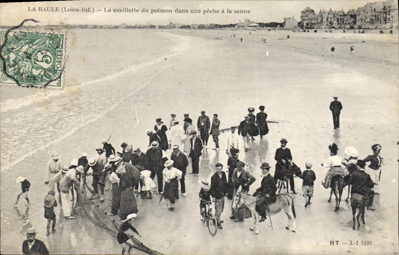CPA La Baule Loire Inf La cueillette du poisson dans une peche à la senne âne