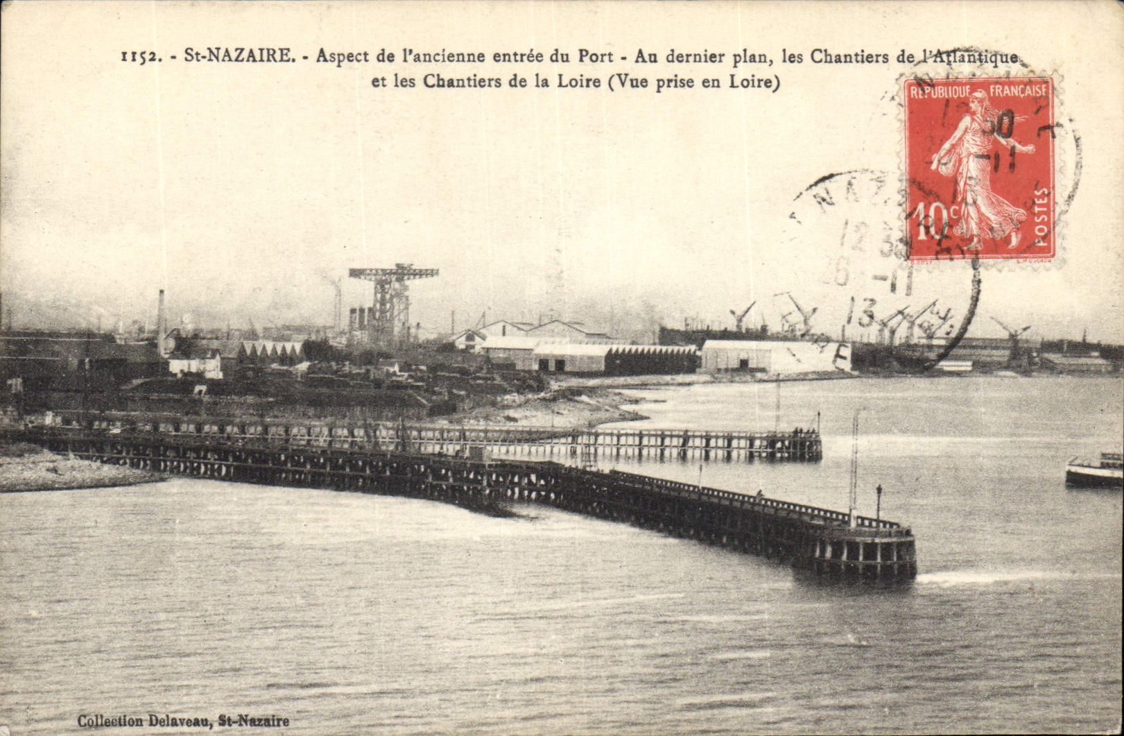 CPA St Nazaire Aspect de l'ancienne entree du Port Au dernier plan les Chantiers de l'Atlantique et 