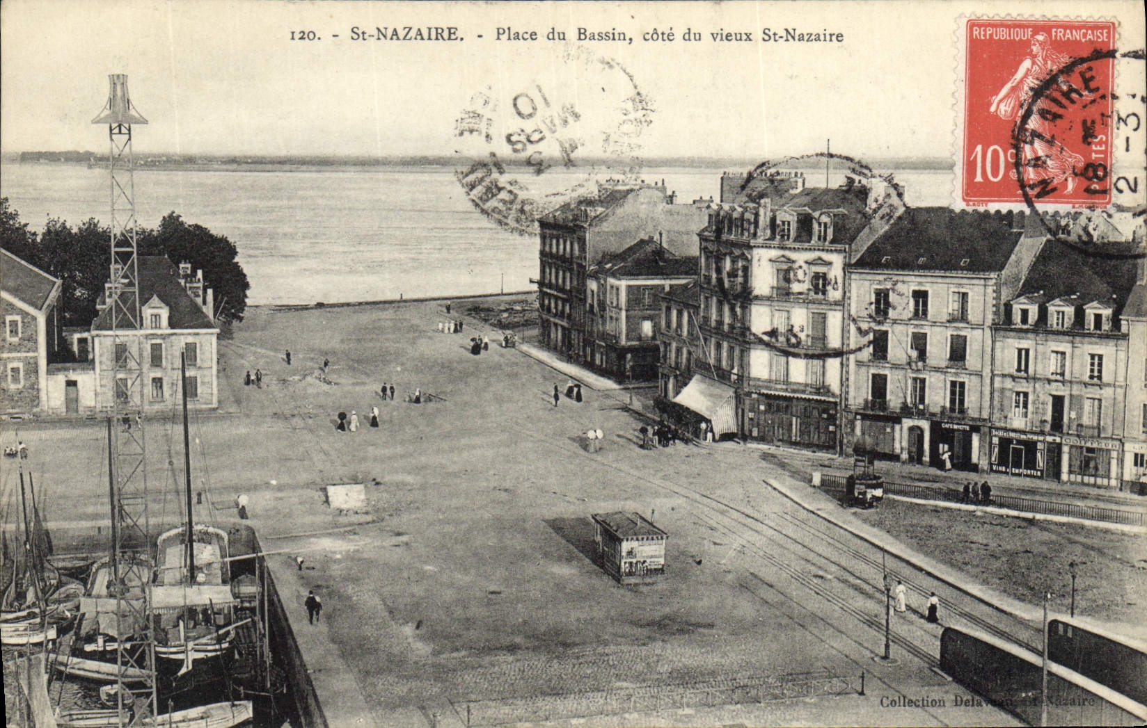 CPA St Nazaire Place du Bassin cote du vieux St Nazaire 