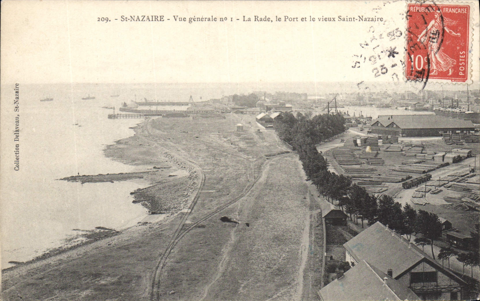 CPA St Nazaire Vue generale La Rade Le Port et le vieux Saint Nazaire 