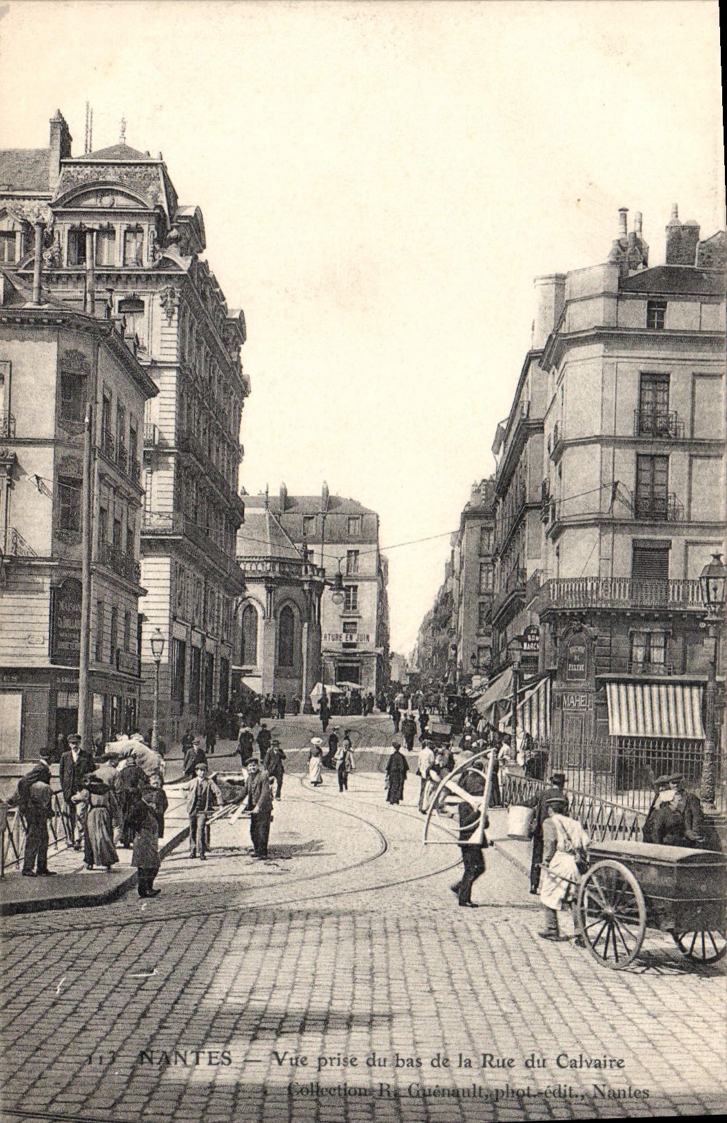 CPA Nantes Vue prise du bas de la Rue du Calvaire 