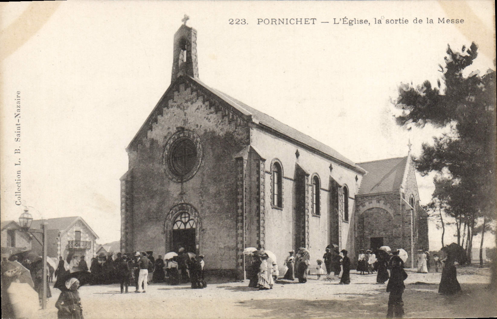 CPA Pornichet l'Eglise la sortie de la Messe 