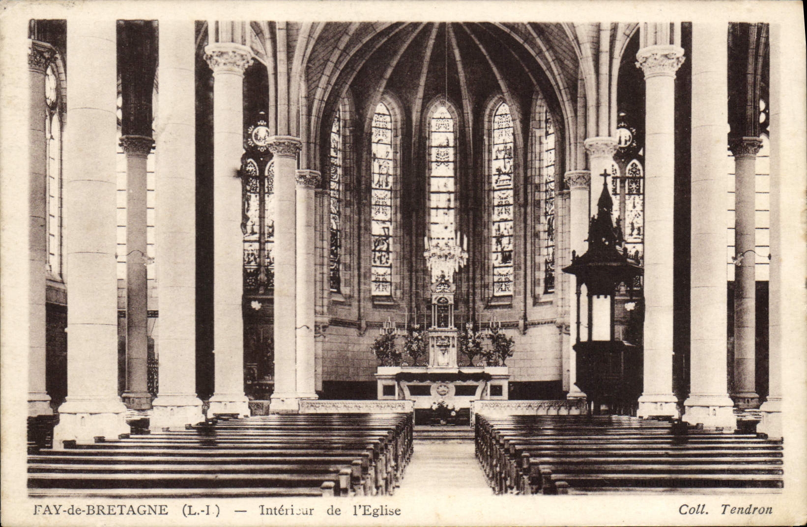 CPA Fay de Bretagne L I Interieur de l'Eglise 