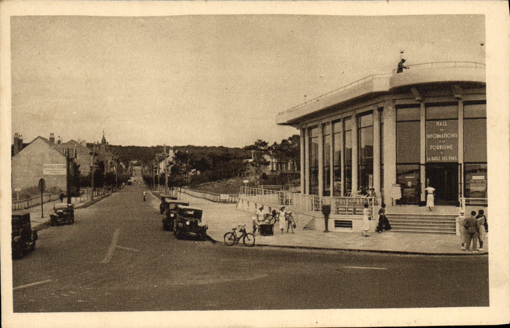 CPA La Baule les Pins Loire Inf Le Hall Informations et du Tourisme et l'Avenue des Tilleuls 