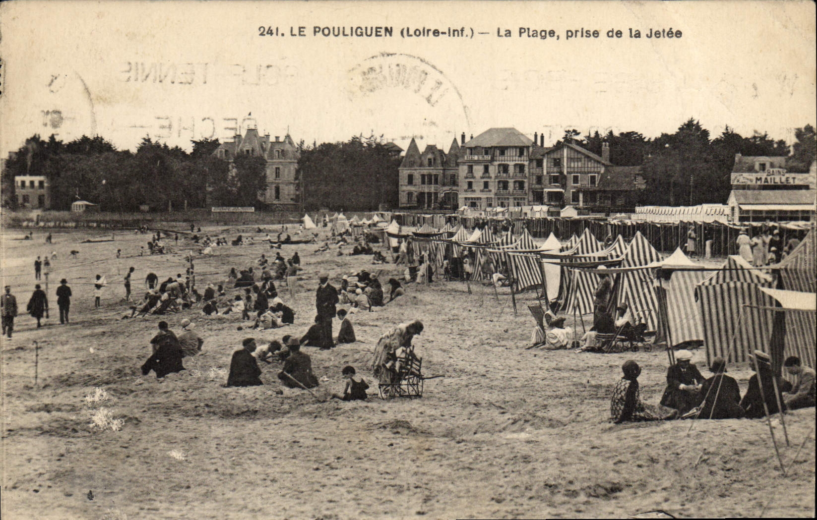 CPA Le Pouliguen Loire Inf La Plage prise de la Jetee 