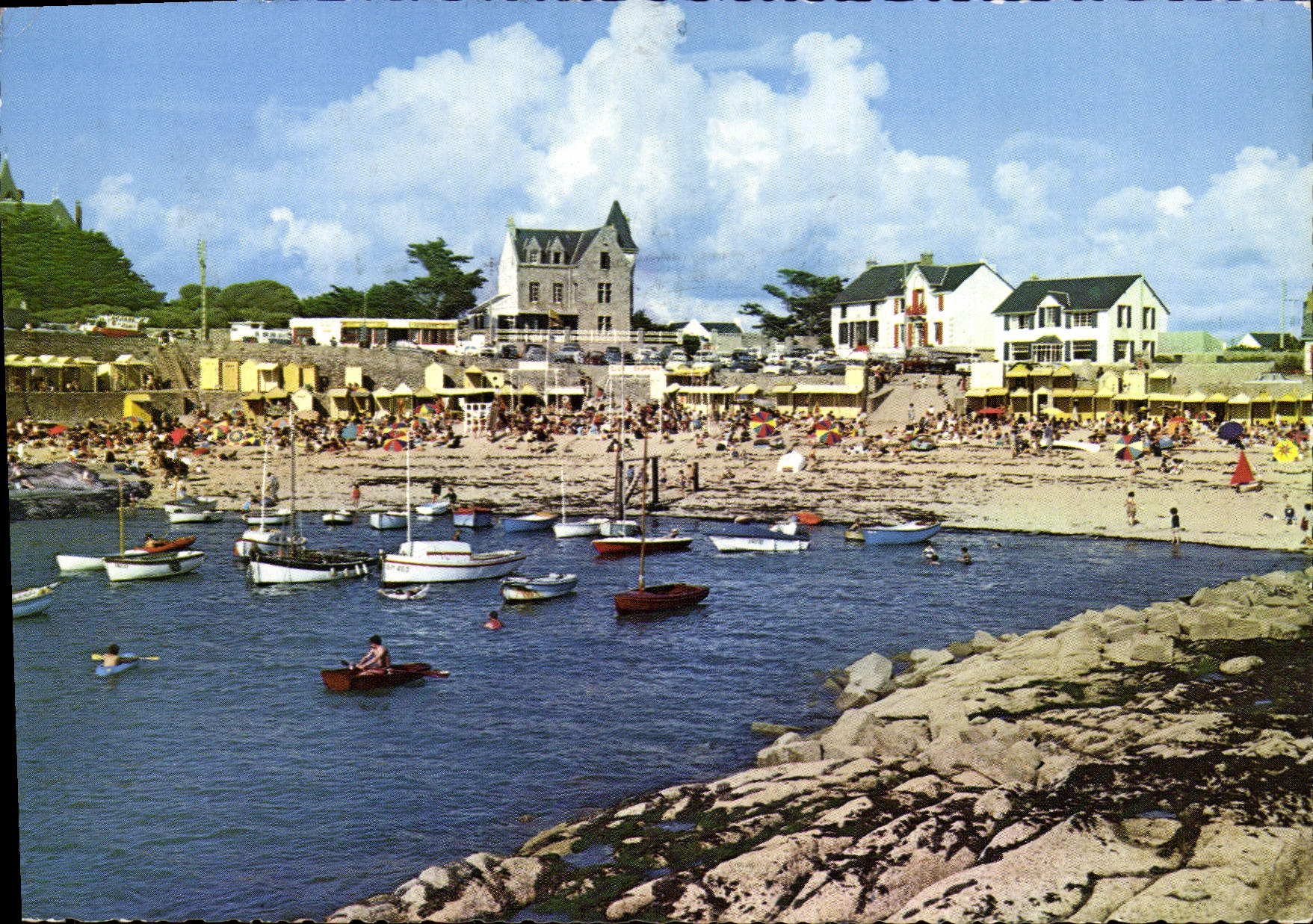 Plage de Batz-sur-Mer — vue animée avec bateaux et bâtiments côtiers — Éditions Côte Sauvage