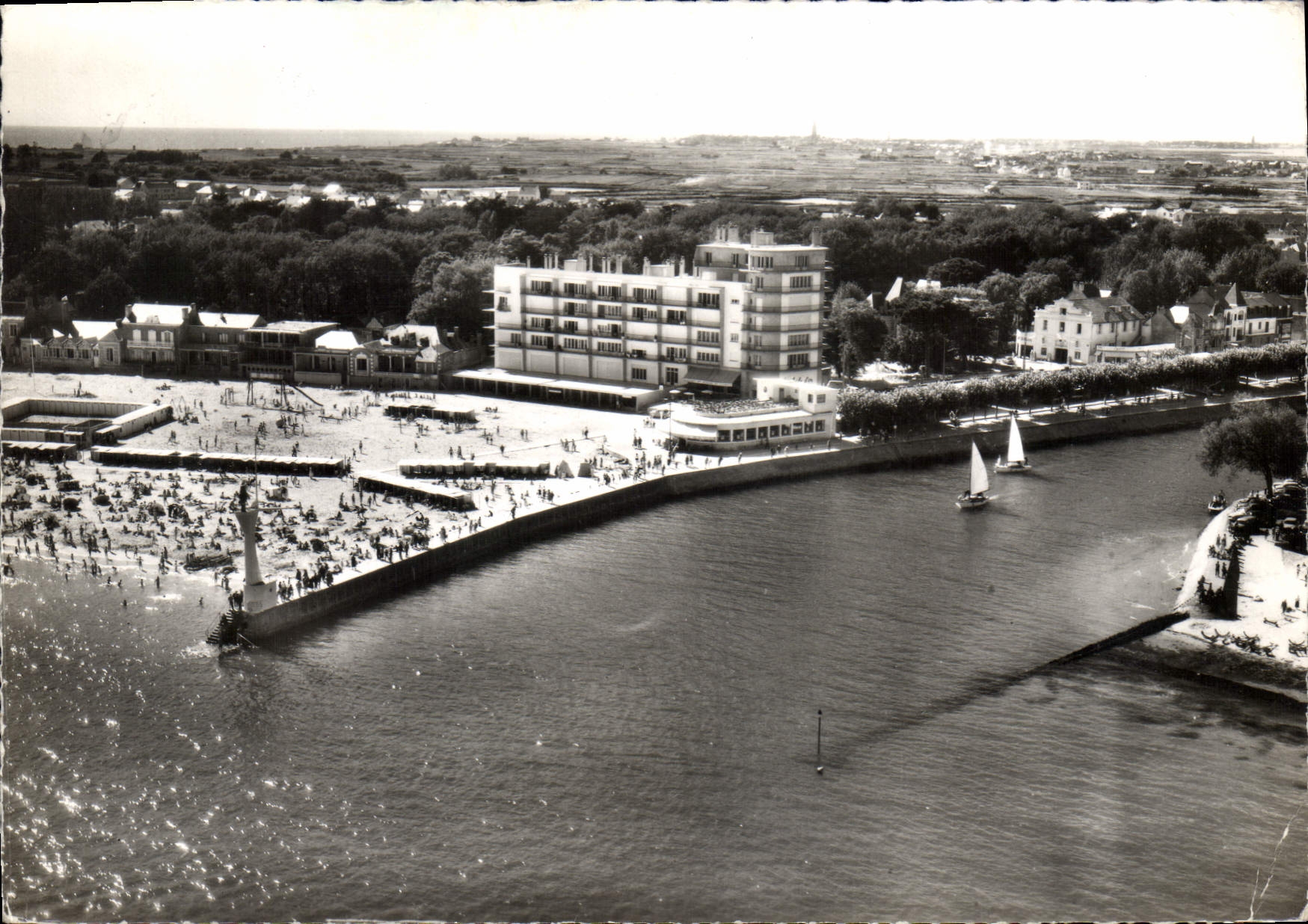 CPSM Pouliguen Loire Atlantique la plage et la Jetee 