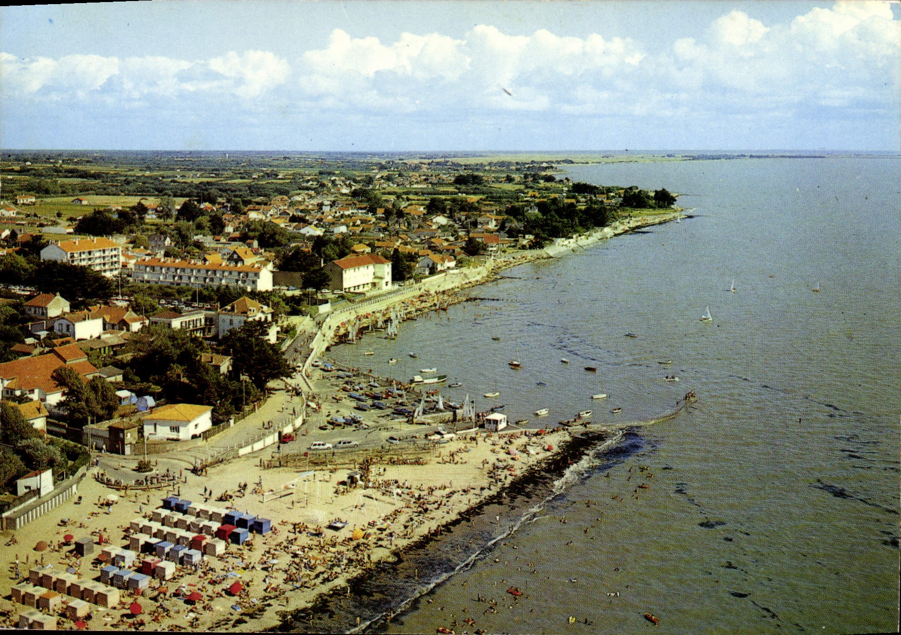 CPSM La Bernerie en Retz Loire Atlantique la plage et vue d'ensemble 