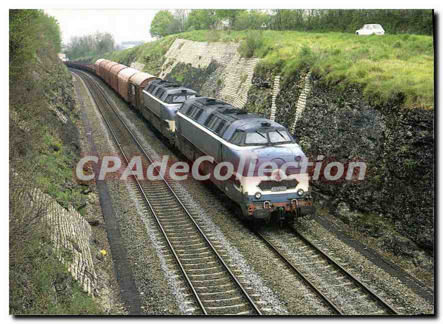 CPSM Le rail Usselois place Voltaire Ussel un train de marchandises en provenance de nantes et a des