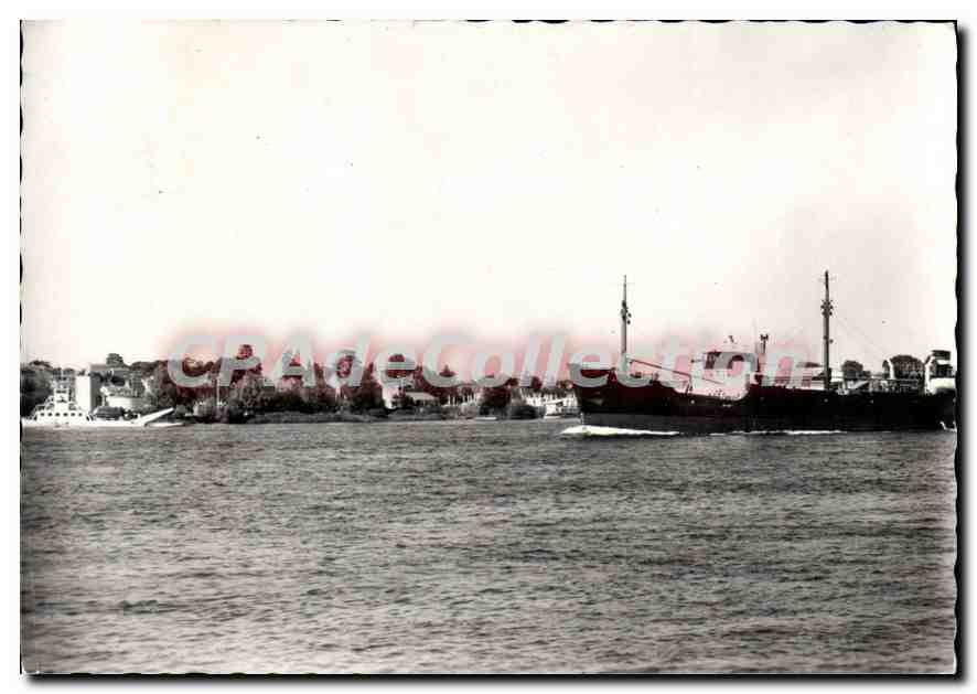 CPSM Coueron Loire Atlantique le cargo et le bac du Pellerin bateau