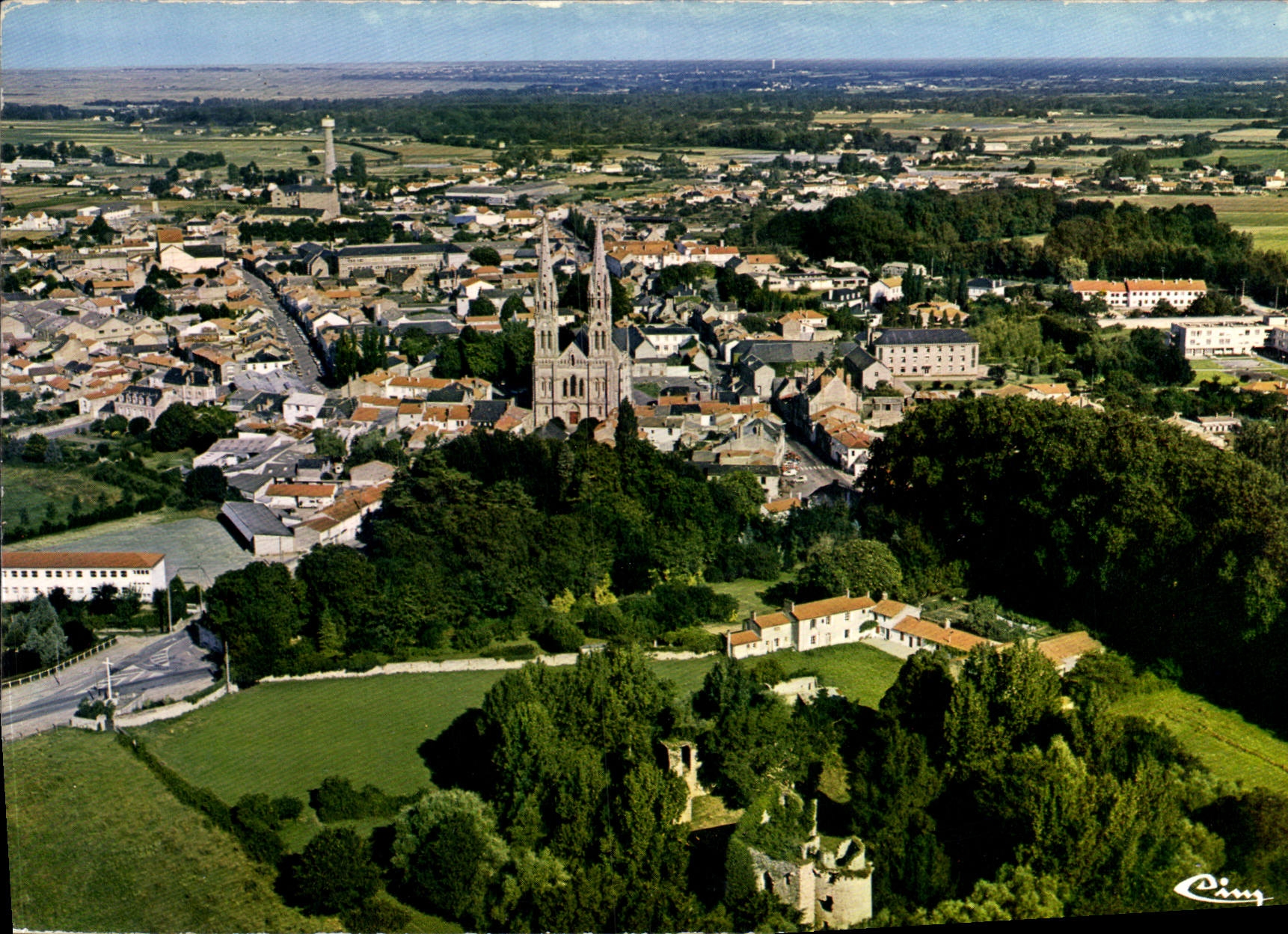 CPSM Machecoul Loir Atl vue generale aerienne au premier plan le chateau de Gilles de Rais dit Barbe