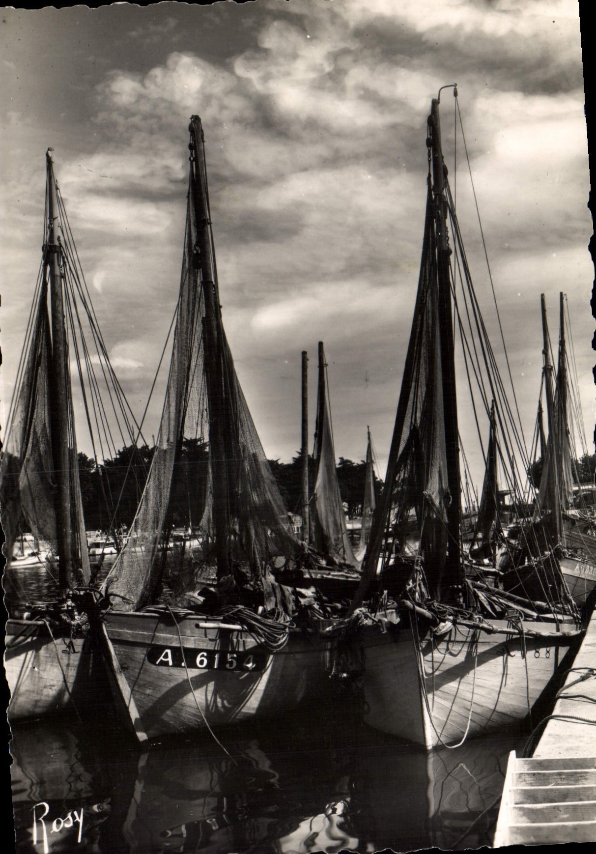 CPSM Le Pouliguen Voiliers  a Quai 