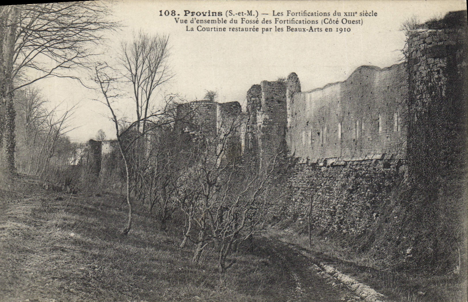 CPA Provins S et M les Fortifications du XIII siecle vue d'ensemble du Fosse des Fortification Cote