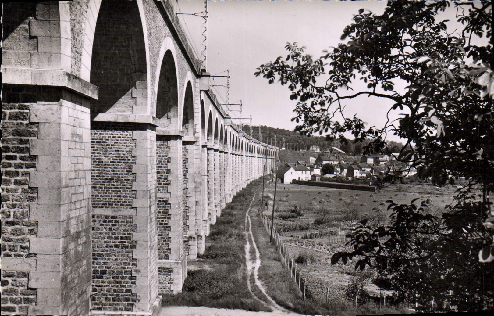 CPA Avon S et M Perspective sur le Viaduc 