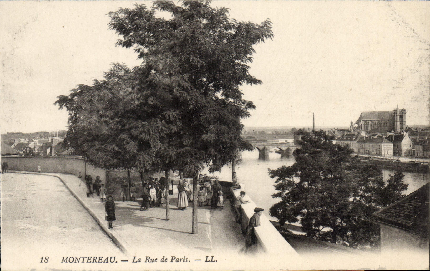 CPA Montereau La rue de Paris 