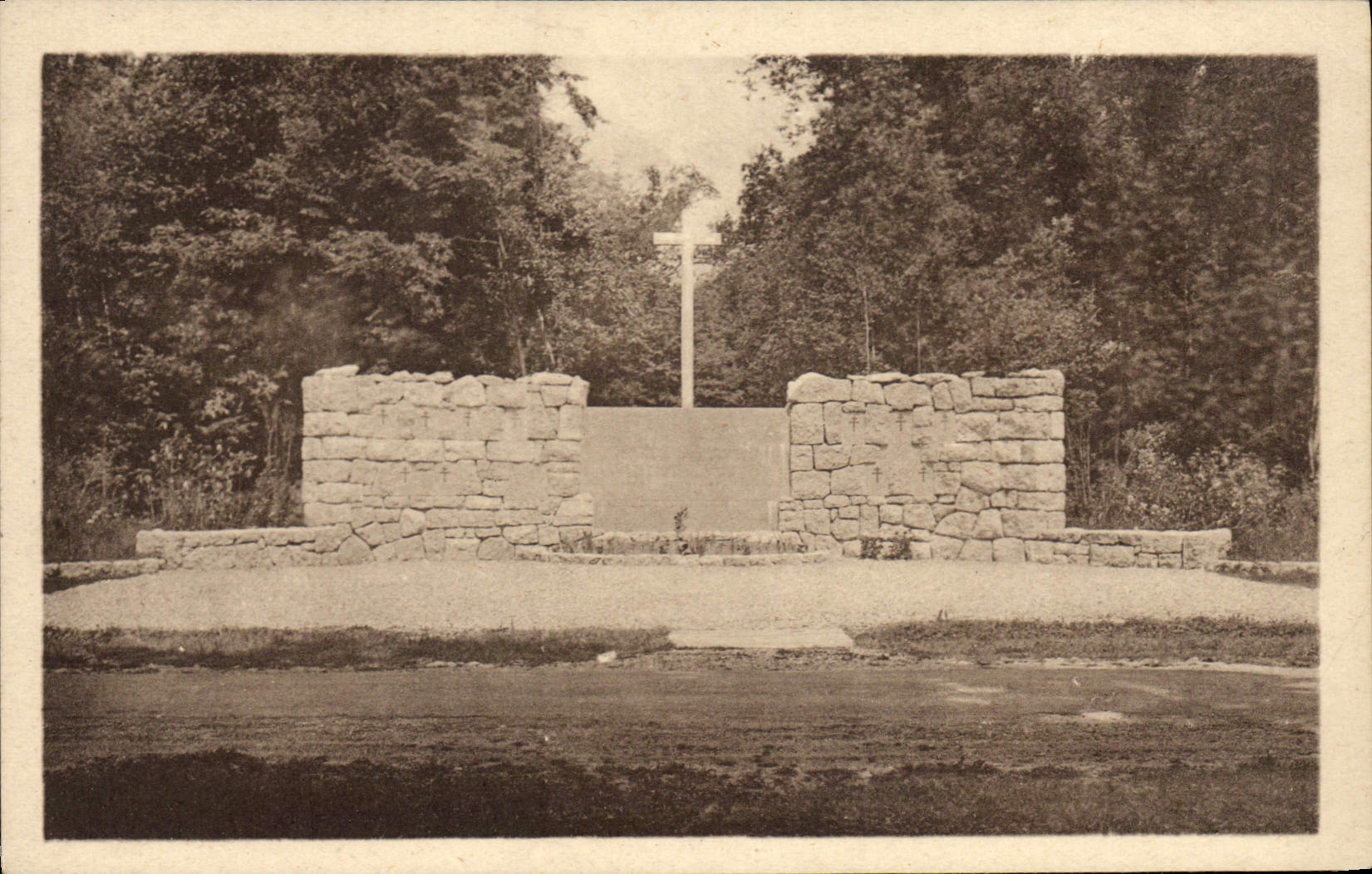 Villeneuve-Saint-Denis — Monument aux jeunes résistants massacrés — Imprimerie G. Courbes, Bagnères