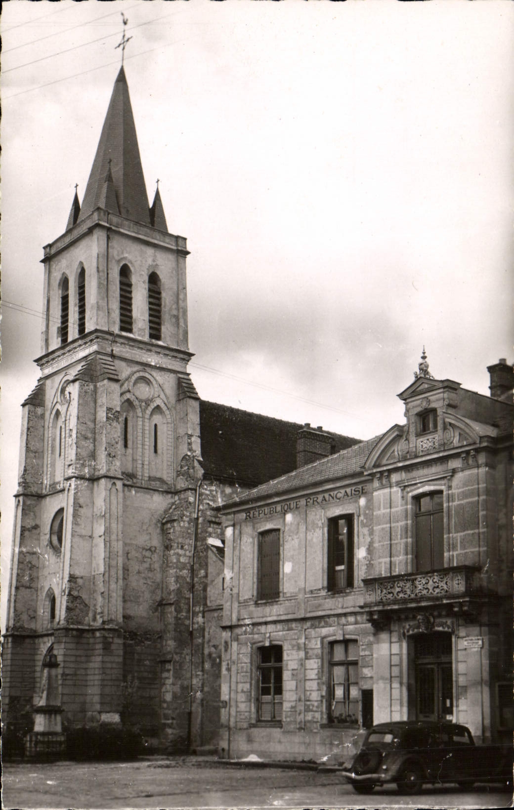 Église et Mairie — S. -et-M. — Ed. LAPIE, Paris