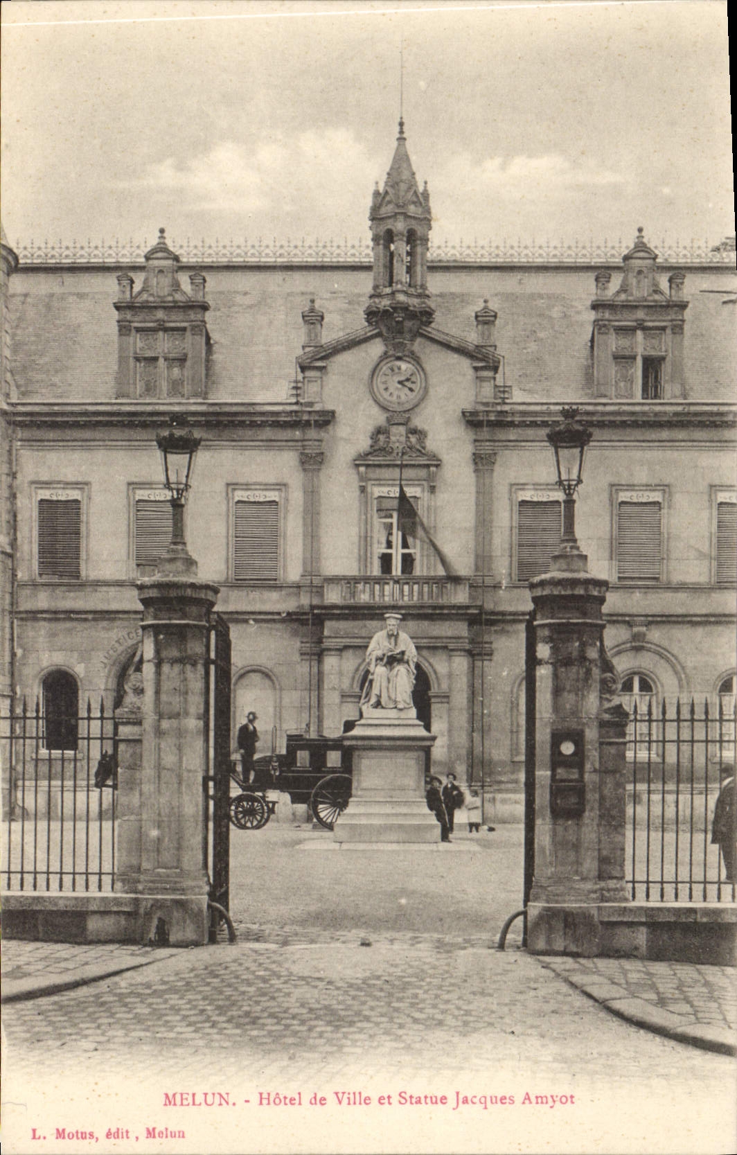 MELUN - Hôtel de Ville et Statue Jacques Amyot — L. Motus, édit. Melun