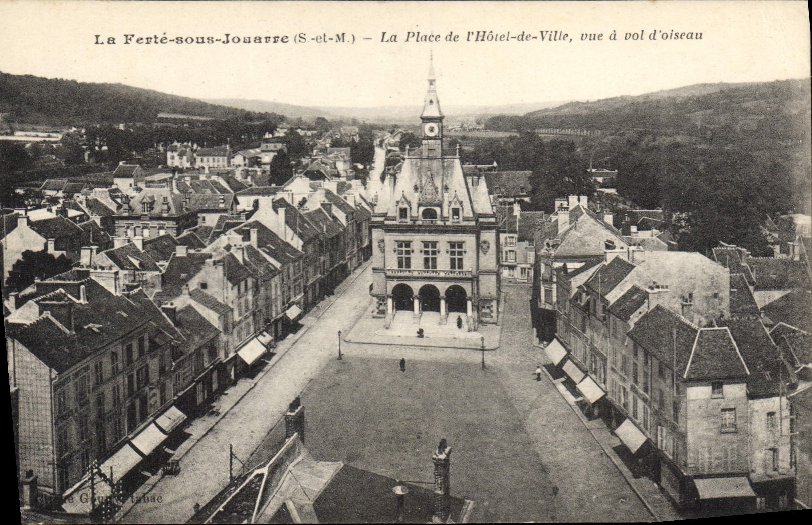 La Ferté-sous-Jouarre (S.-et-M.) — La Place de l'Hôtel-de-Ville, vue à vol d'oiseau — Éditeur : G. Labac