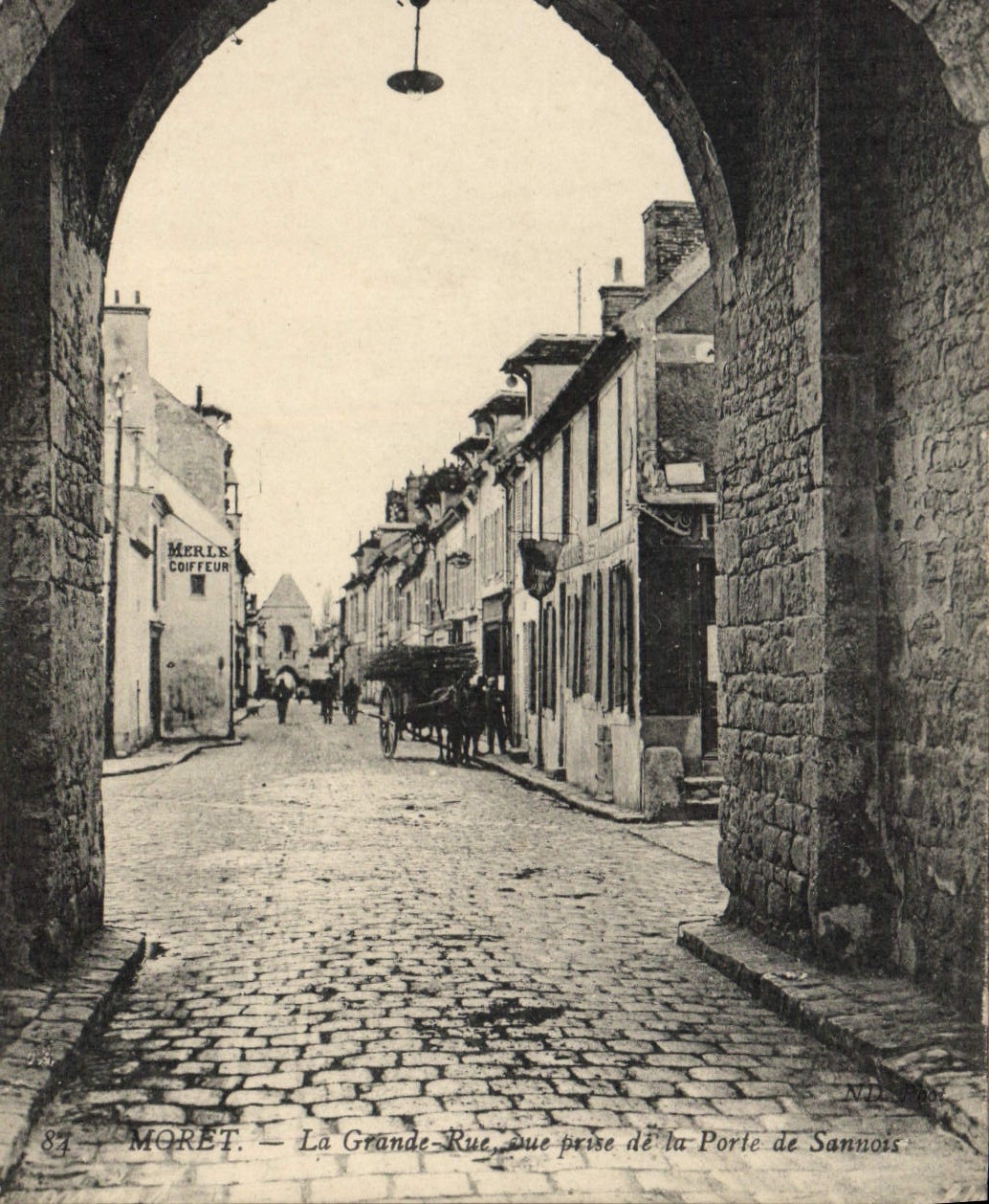 Moret — La Grande-Rue vue prise de la Porte de Sannois — Merle Coiffeur