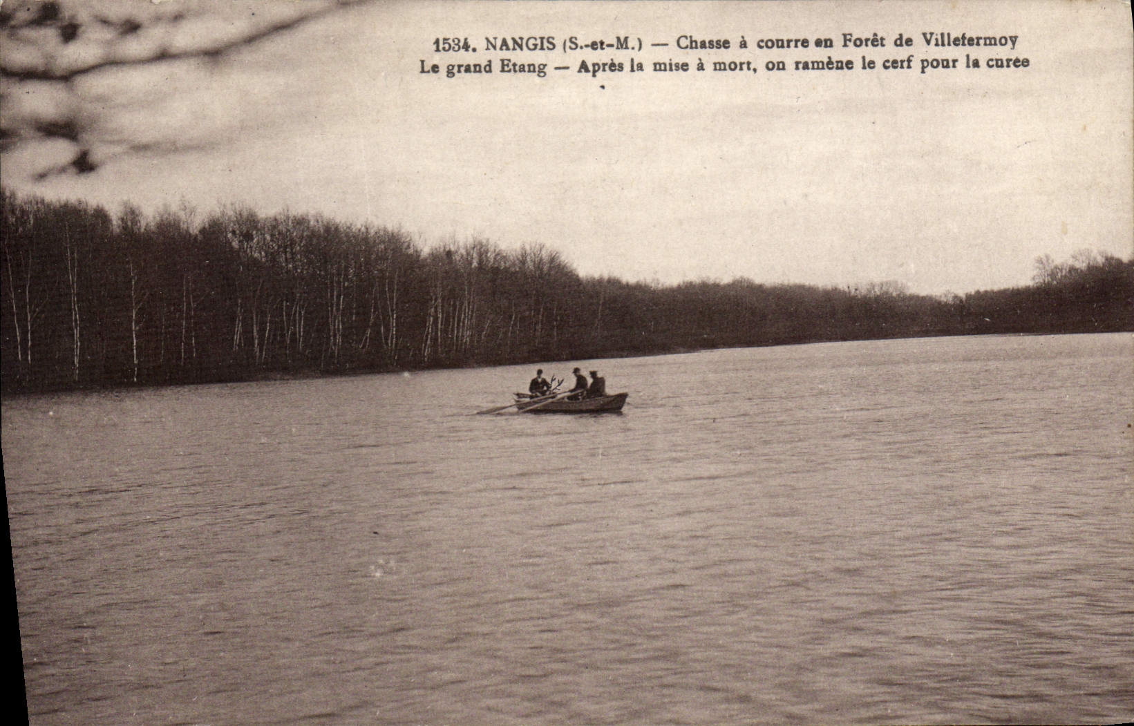 Nangis (S.-et-M.) — Chasse à courre en Forêt de Villetermoy — Le grand Etang — Après la mise à mort, on ramène le cerf pour la curee