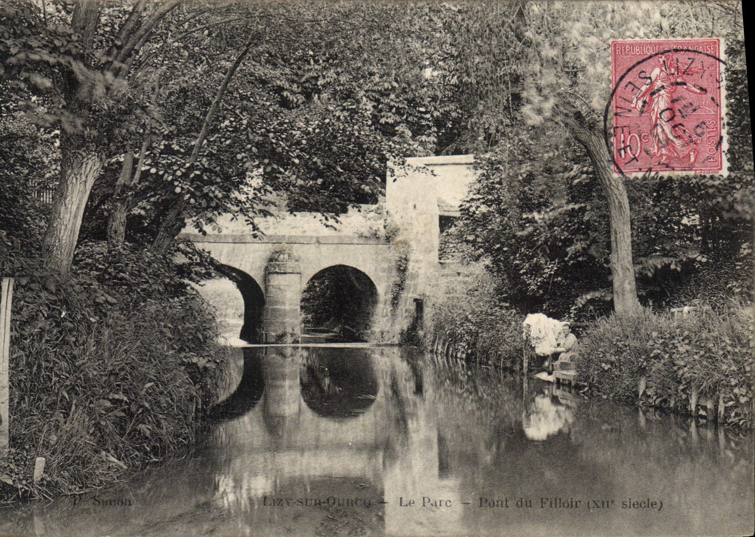 CPA Lizy sur Ourcq Le Parc Pont de Filloir (XIIe siecle)