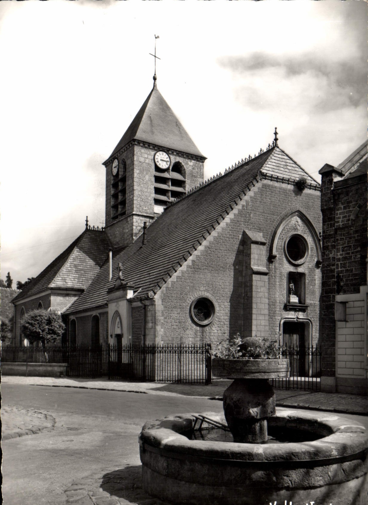 CPSM La Ferte Gaucher (S et M) L'Eglise paroissiale Saint Romain (XIIIe et XVIe siecle)