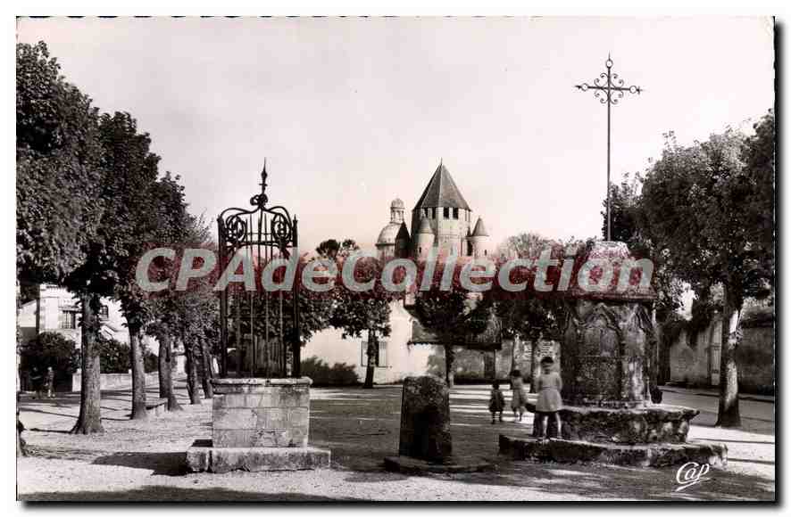 CPSM Provins La Place du Chatel avec La Croix des Changes (gothique du XVe les edits et ordonnances