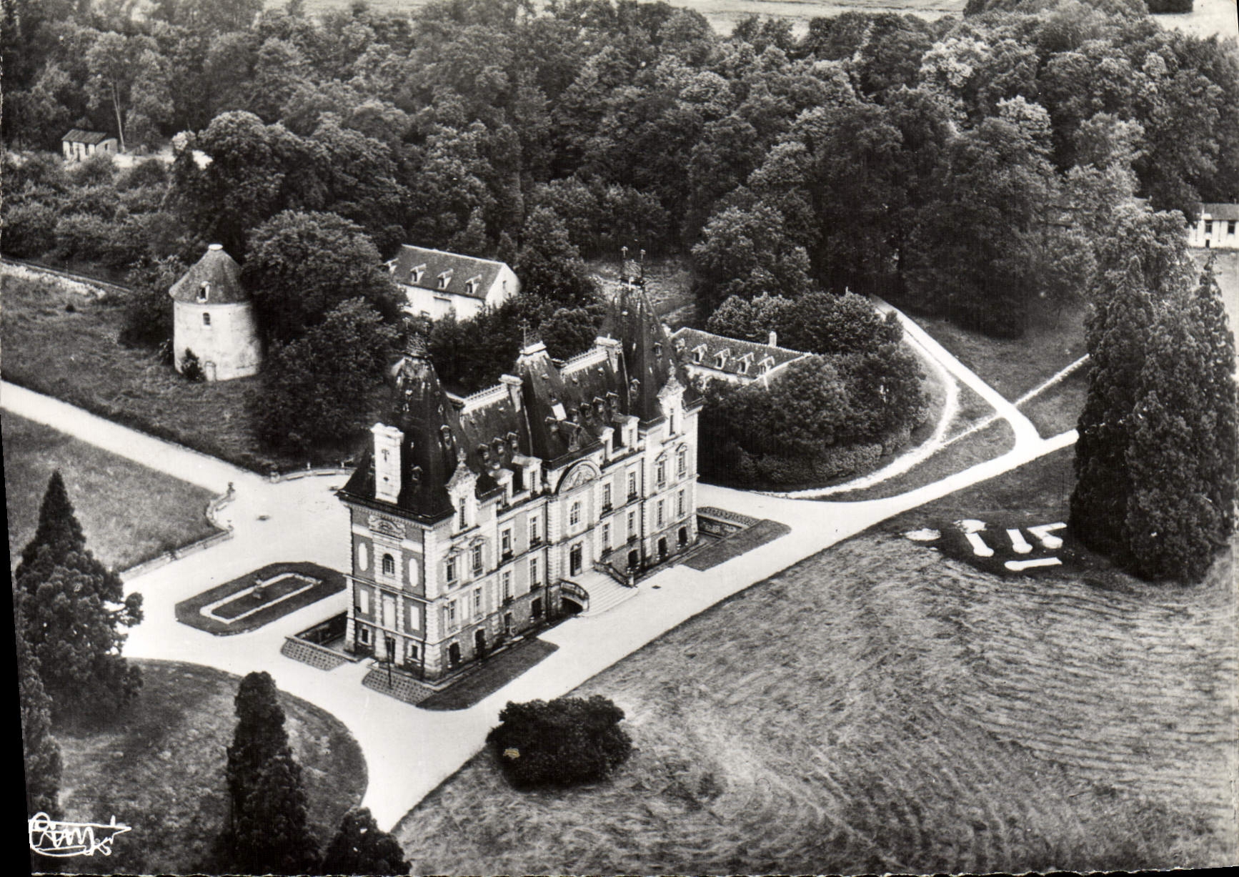 Montrouge (S.-et-M.) — Vue aérienne — Le Château — Photographe R. Banns — n° 60-25