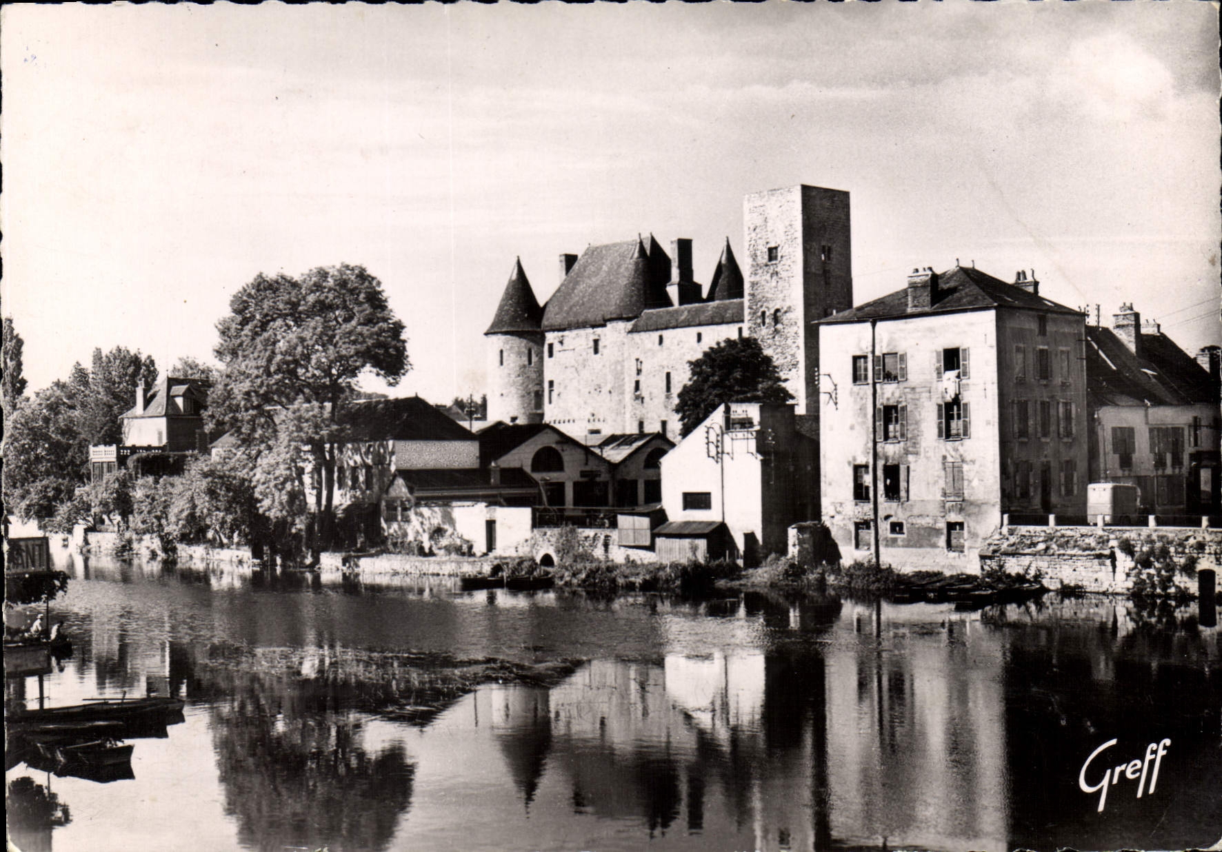CPSM Nemours (Seine et Marne) Le Vieux Chateau et les bords du Loing