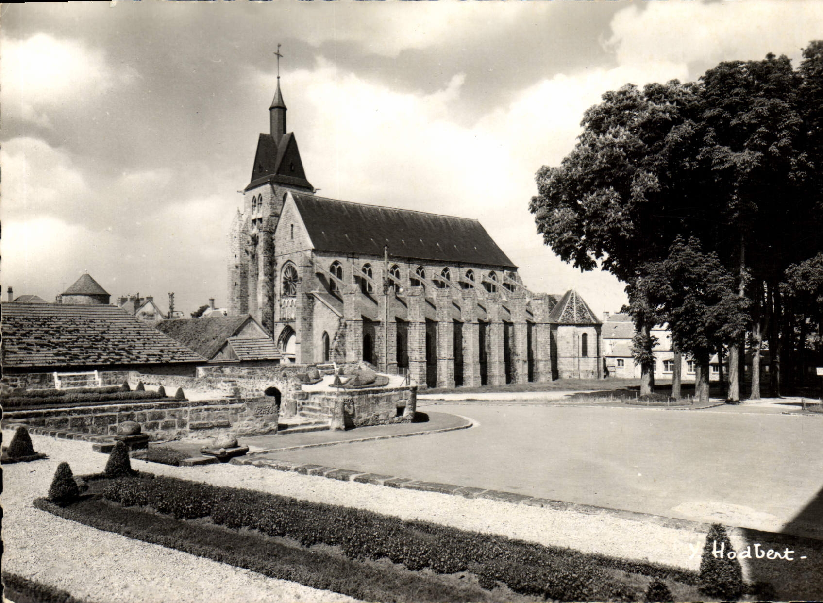 CPSM Nangis (Seine et Marne) L'Eglise Saint Martin (XIIIe siecle) sur la Place de la Mairie