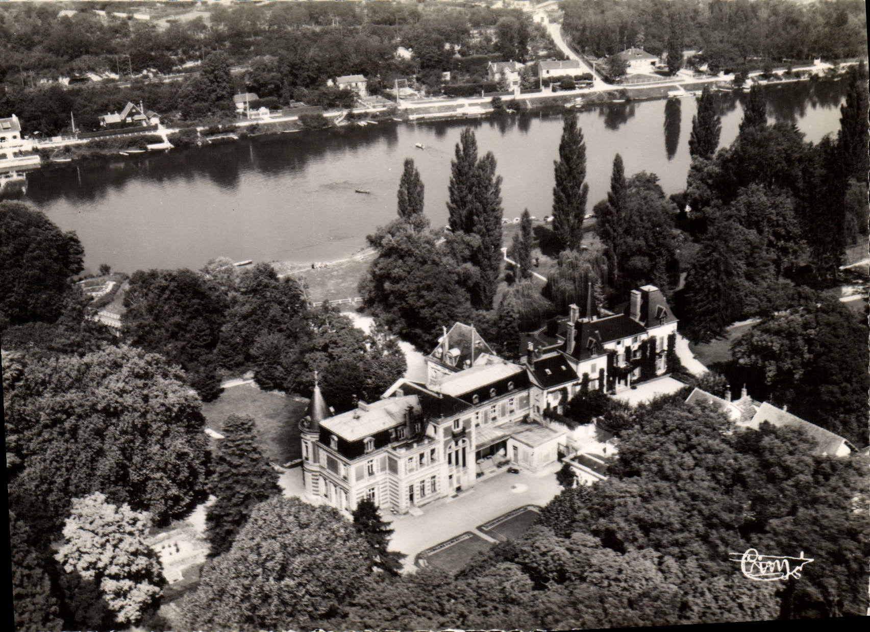 CPSM Seine Port (Seine et Marne) Vue aerienne du Chateau La Vallee de la Seine